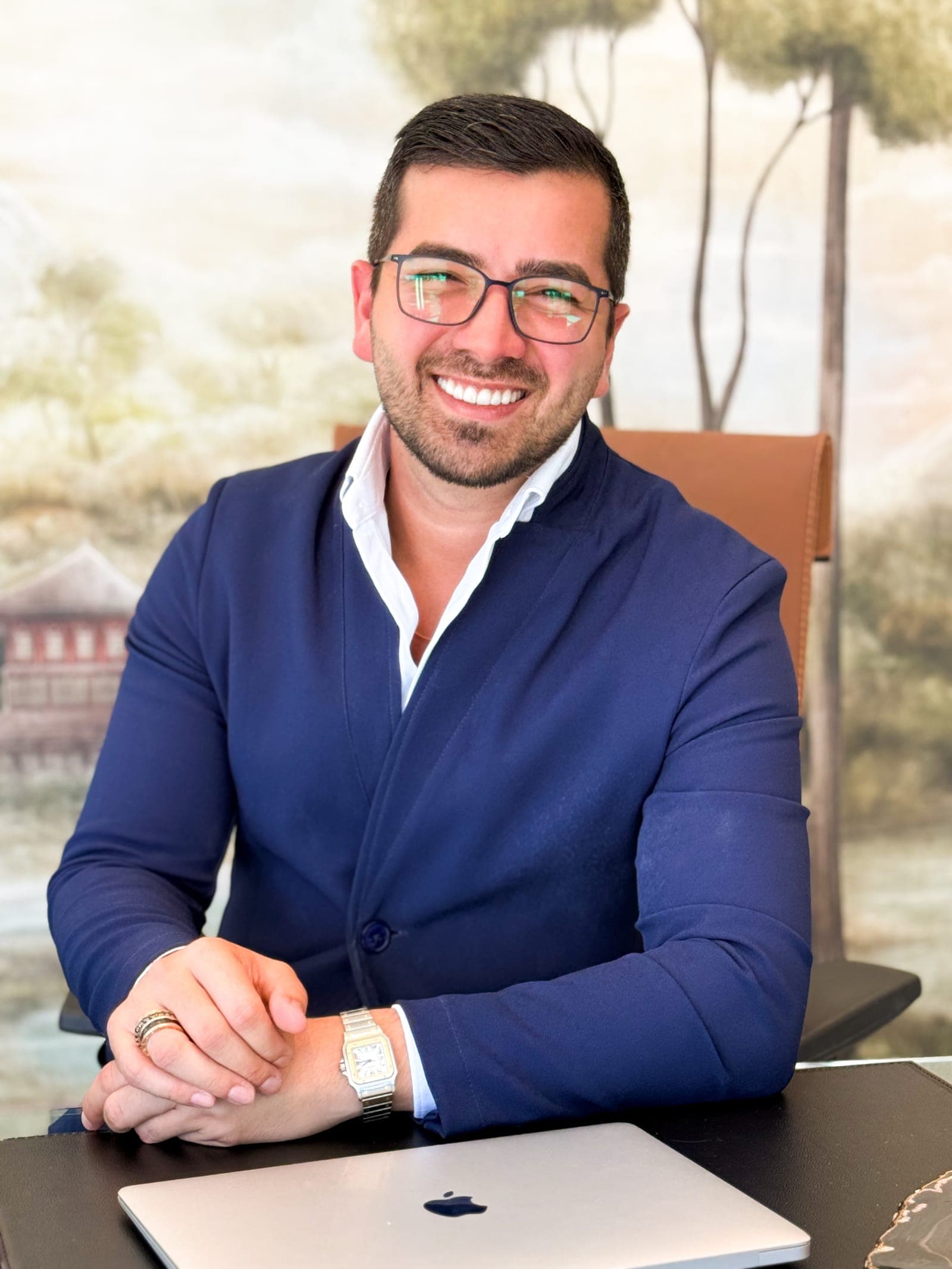 Dr. Lucas Cantão no consultório